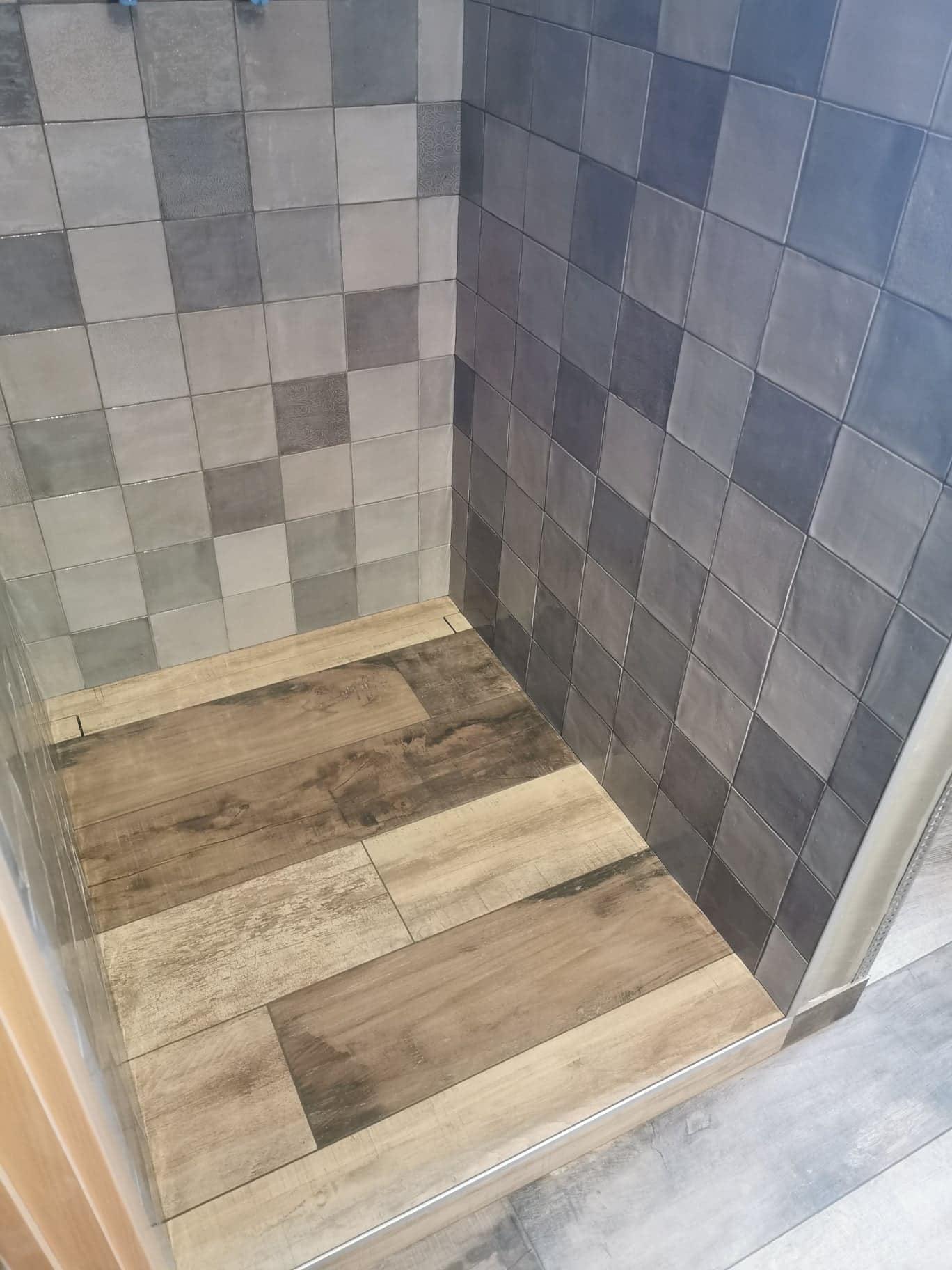 Douche à l'italienne carrelage gris design épuré - Wallonie