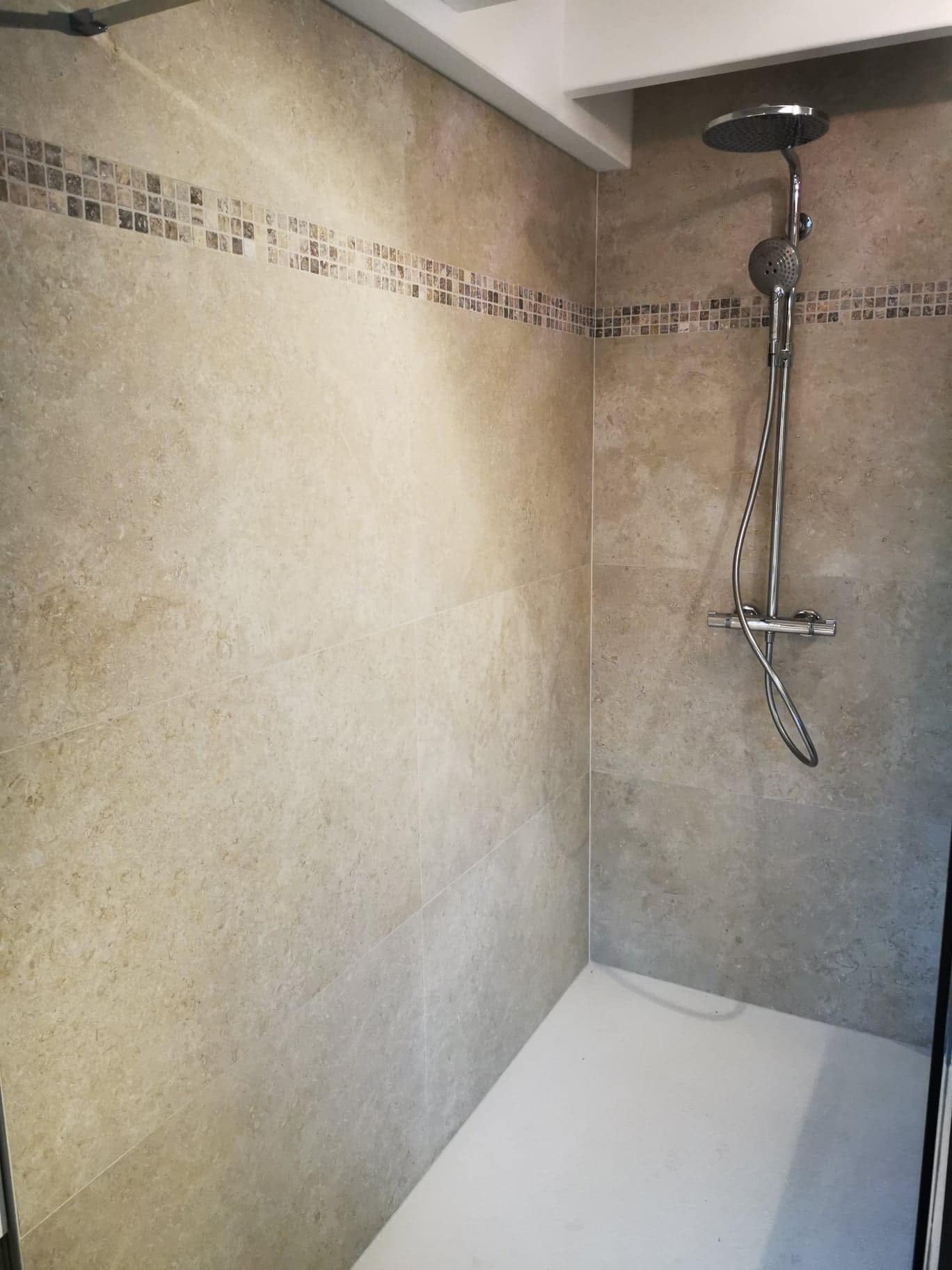 Carrelage douche italienne tons neutres beige - Warmstone