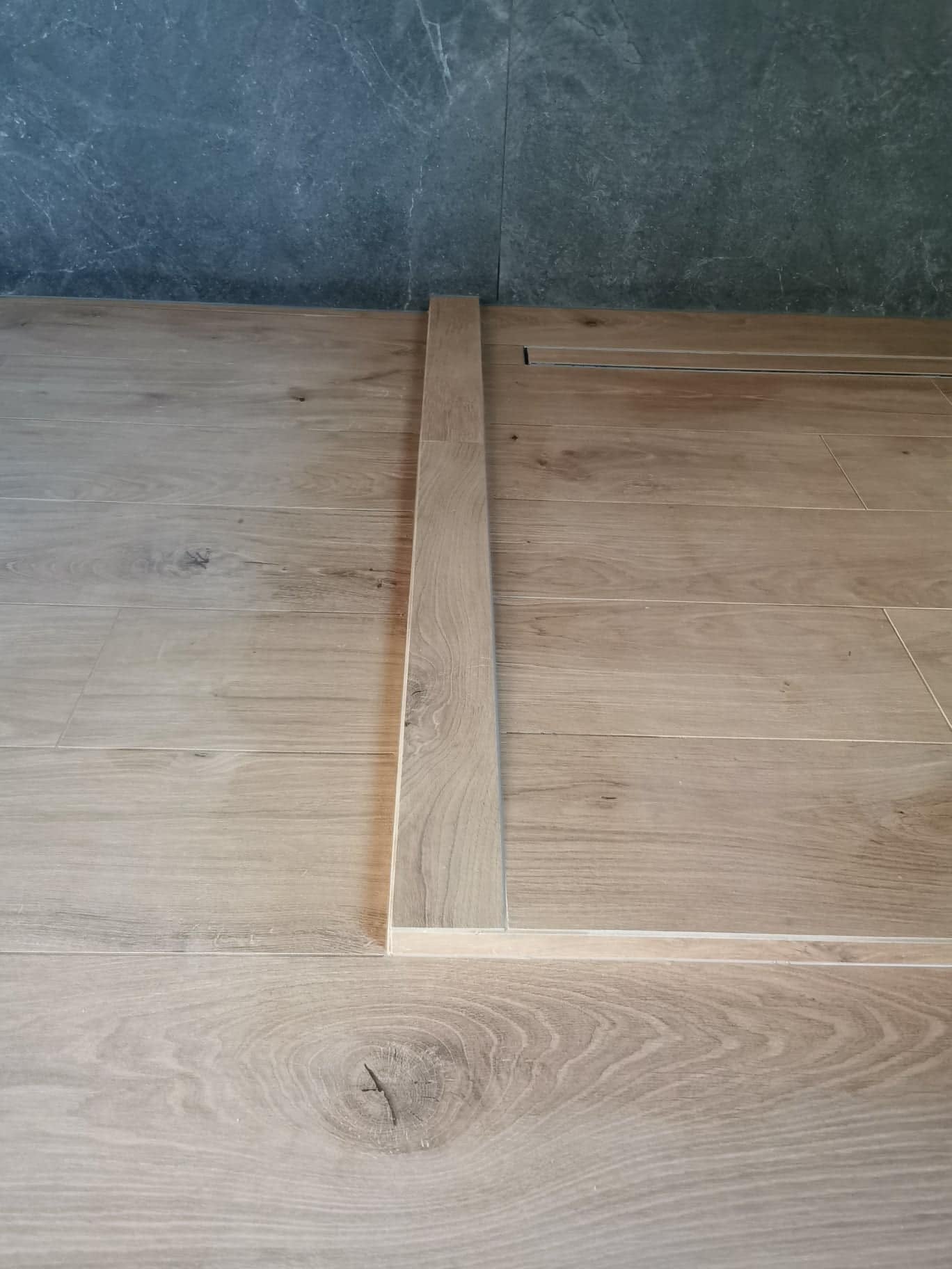 Pose carrelage salle de bain avec niche intégrée - Artisan Wallonie