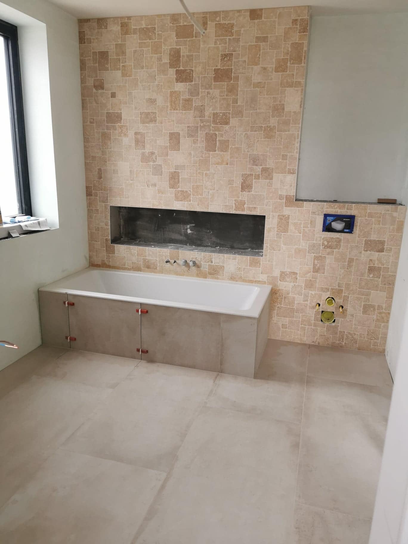 Salle de bain carrelage imitation béton ciré - Rénovation Namur