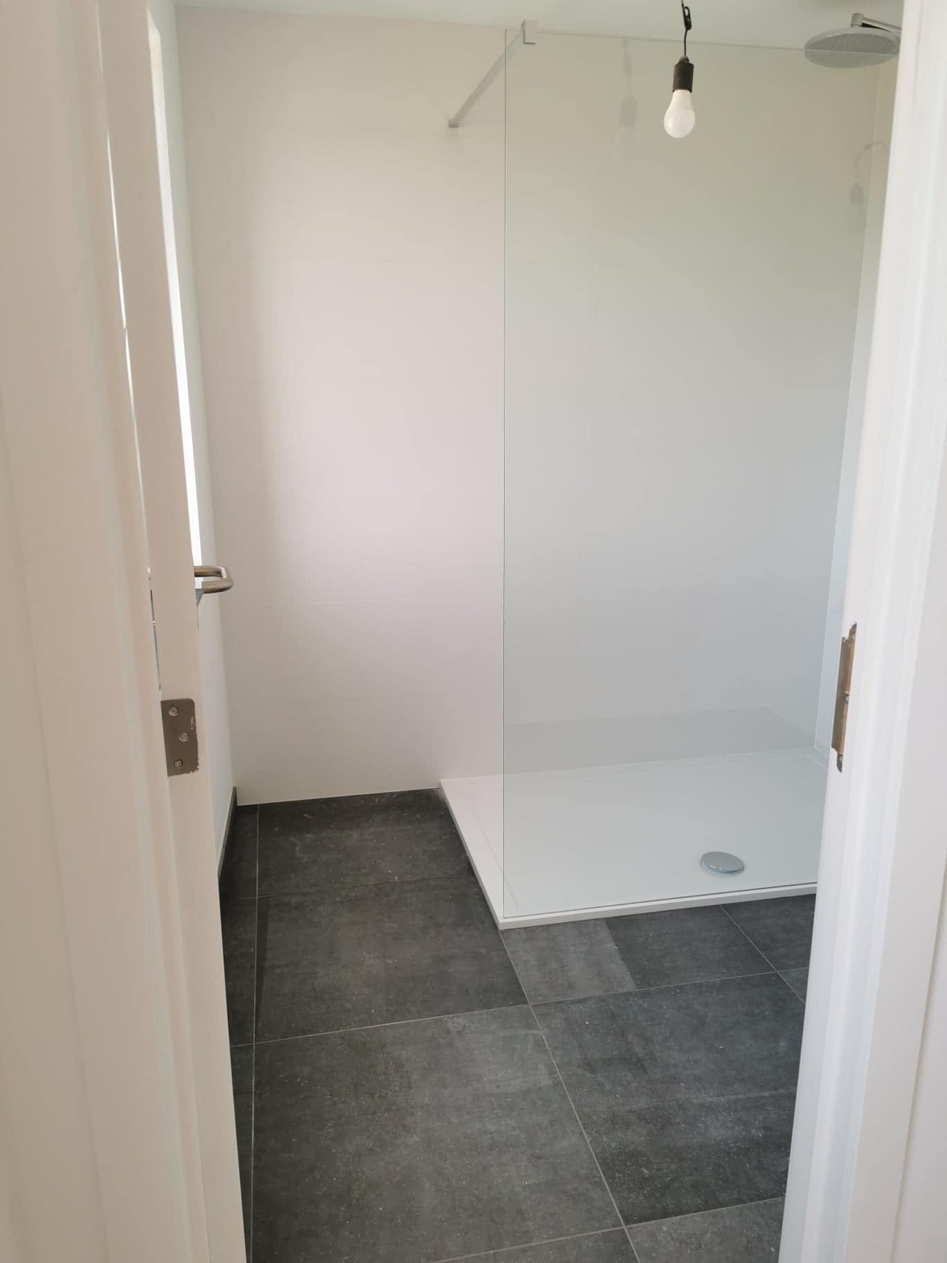 Carrelage salle de bain format rectangulaire tendance - Warmstone Belgique