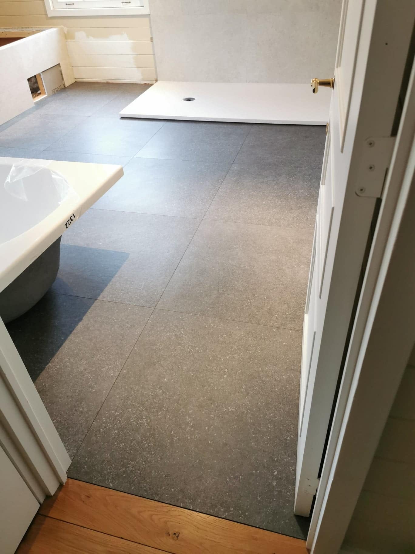 Salle de bain rénovée carrelage effet marbre blanc - Carreleur Charleroi