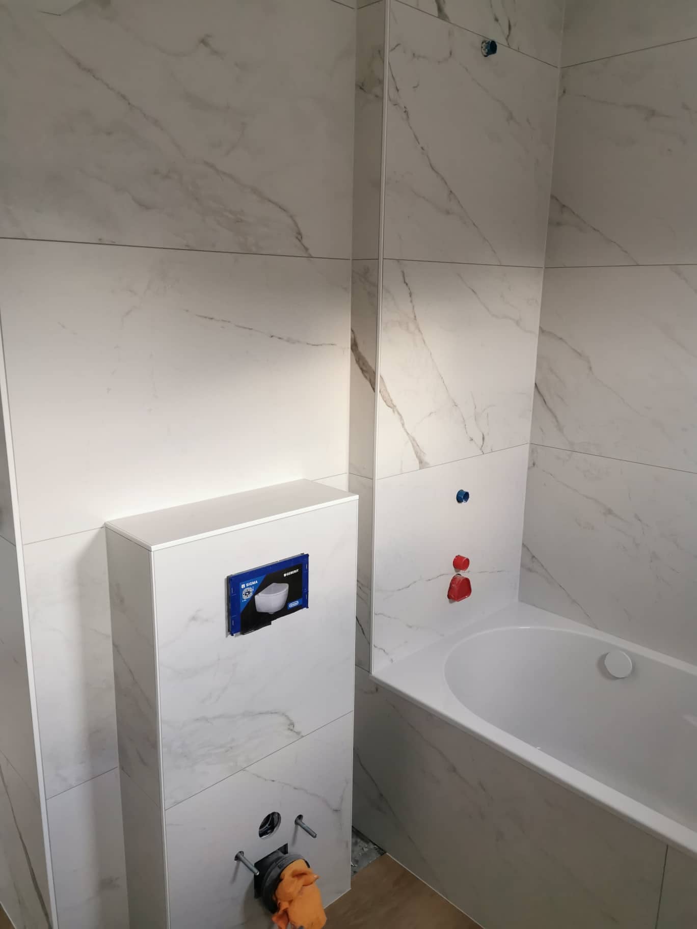 Petite salle de bain carrelage clair agrandissement visuel - Liège