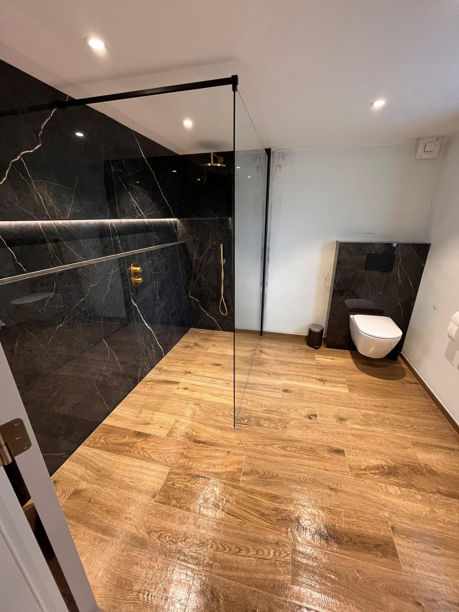 Salle de bain moderne finitions luxe