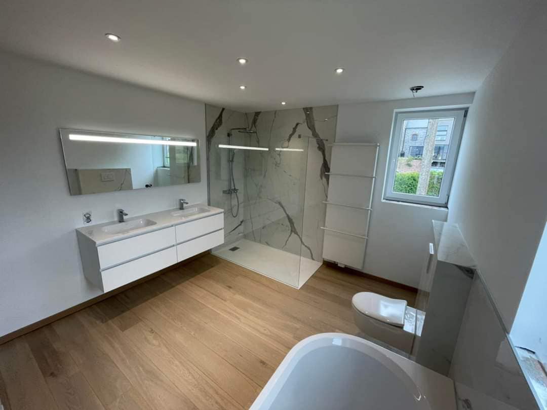 Petite salle de bain optimisée avec carrelage clair - Carreleur Liège