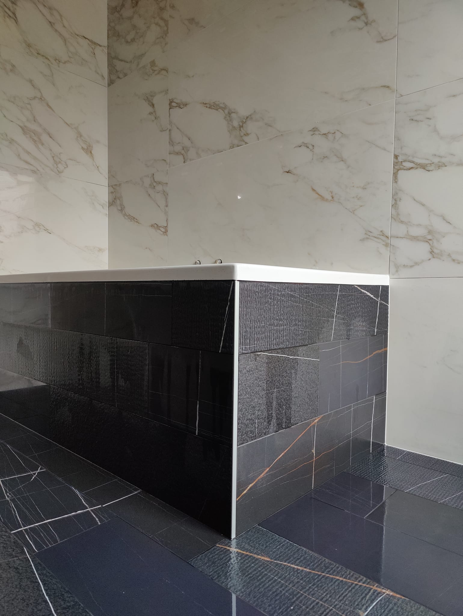 Rénovation salle de bain familiale carrelage résistant - Belgique