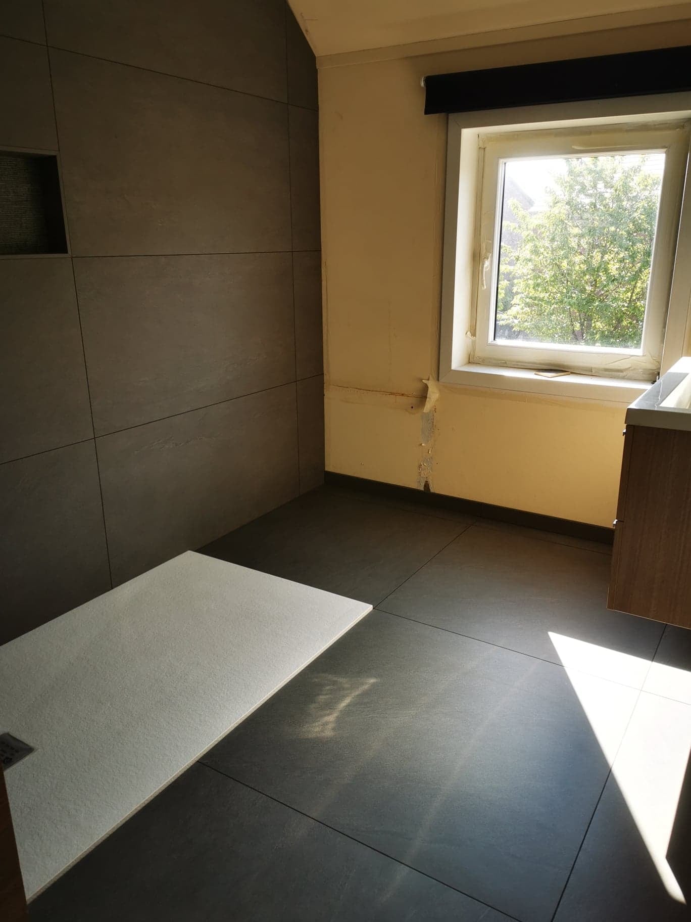 Carrelage salle de bain minimaliste blanc et bois - Warmstone