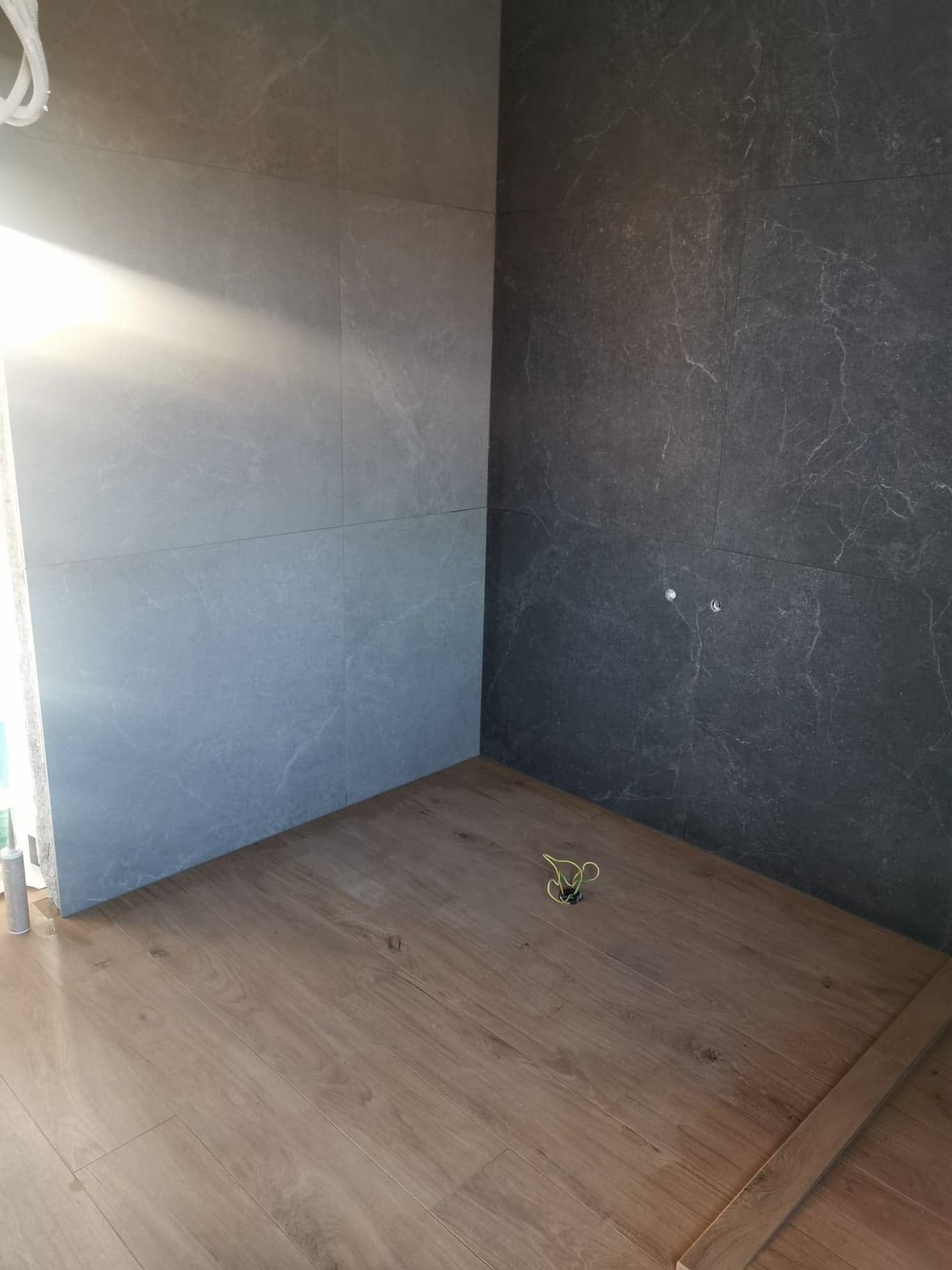 Salle de bain moderne carrelage gris anthracite - Carreleur professionnel