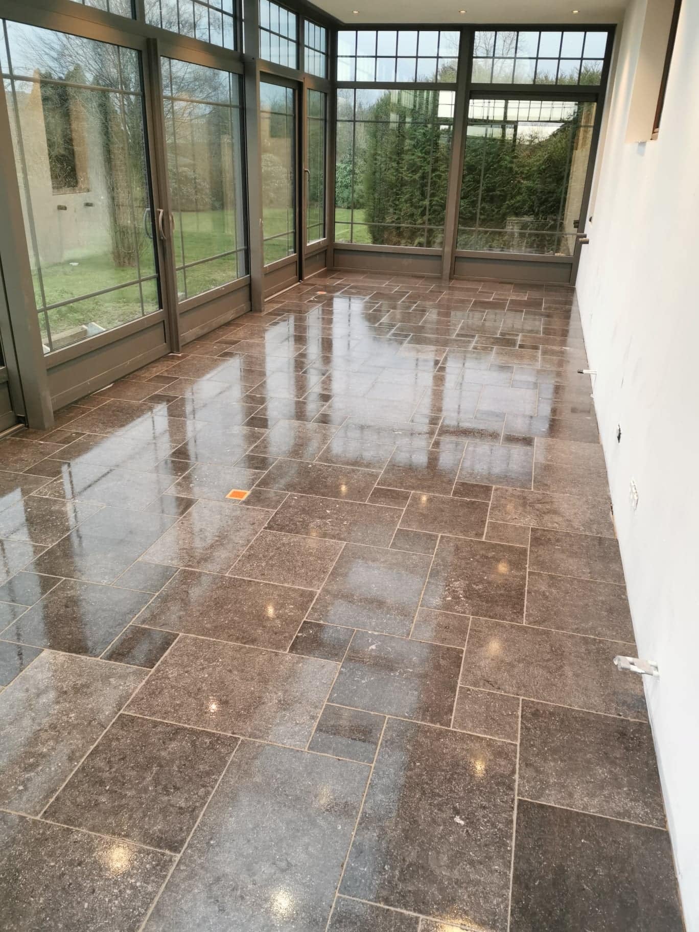 Pose carrelage véranda grand format lumineux - Wallonie